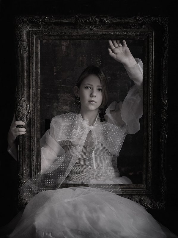 чб постановка девочка портрет с рамой фото превью