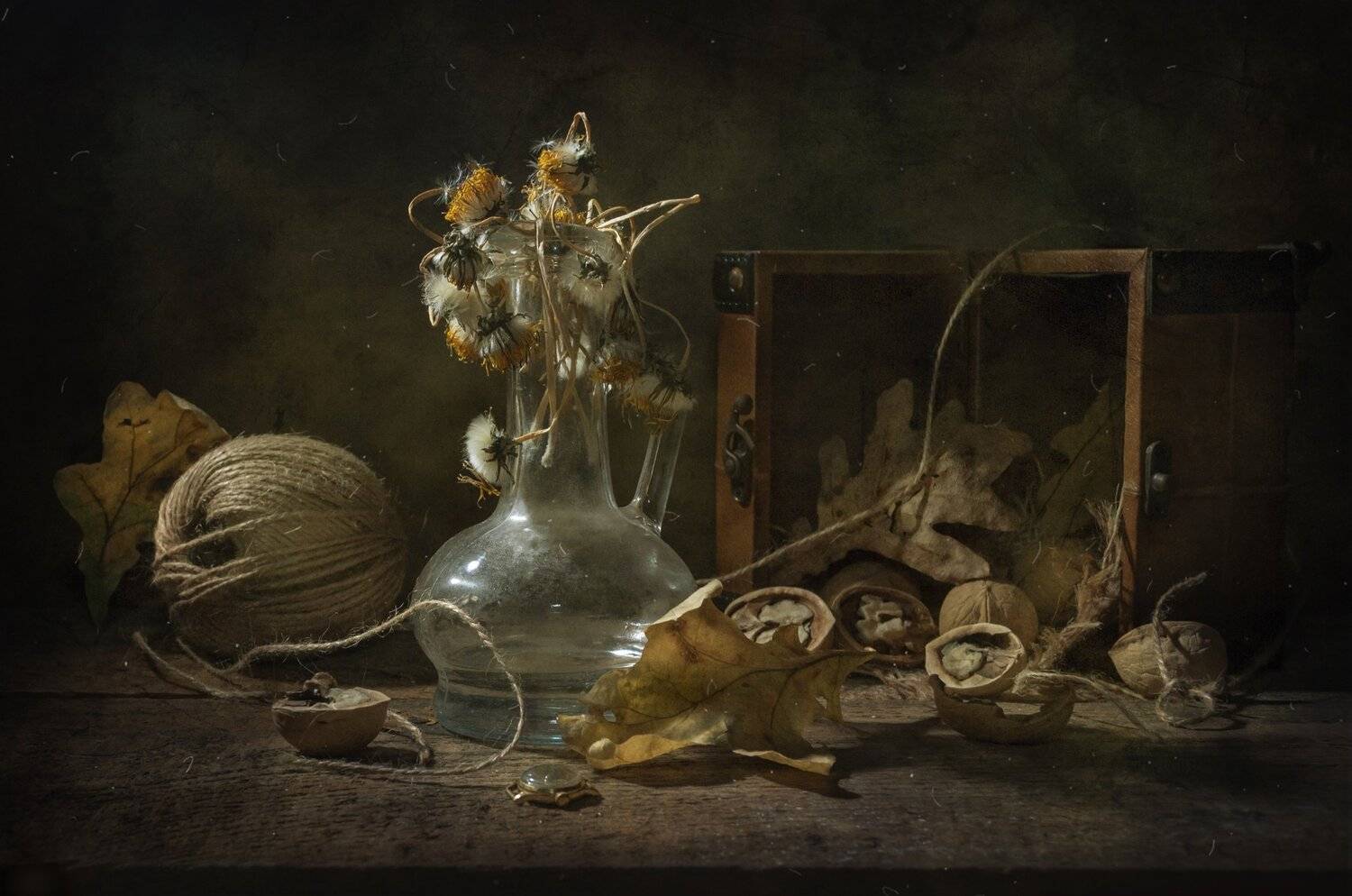 клубок ниток,сосуд стеклянный,грецкий орех,шкатулка,дубовые листья,cухие одуваны, Владимир Володин