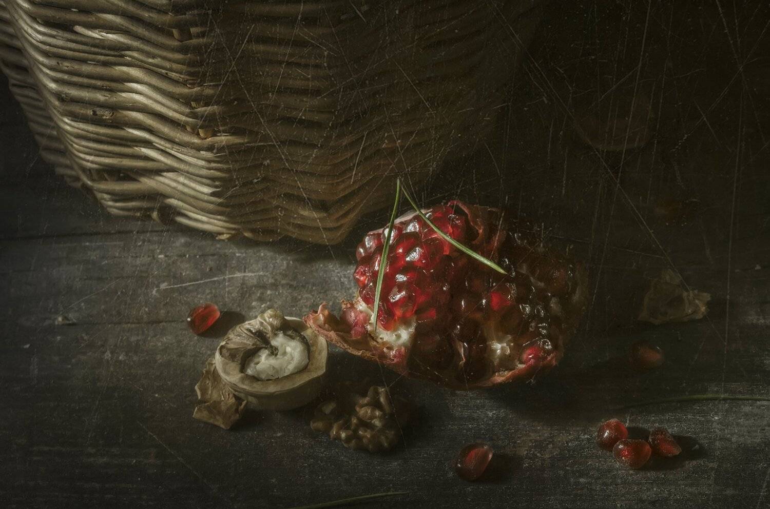 гранат,красный,фрукт,корзина,тёмный,зёрна,грецкие орехи,скорлупа, Владимир Володин