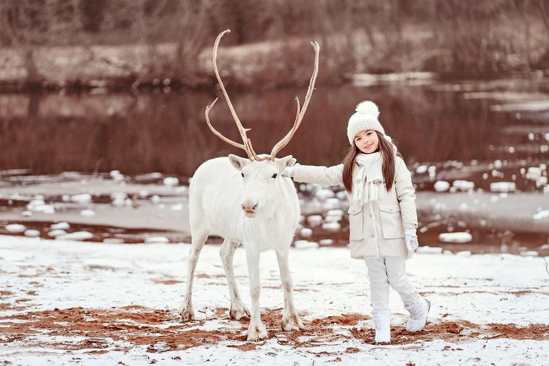 зима, зимний день, winter, дети, детство, зимняя фотосессия, детская фотосессия, белый олень, фотосессия с оленем, детская фотография, children photography, kid, children, child, childhood, детство, children portrait, дети модели, дети модели москва Маша фото превью