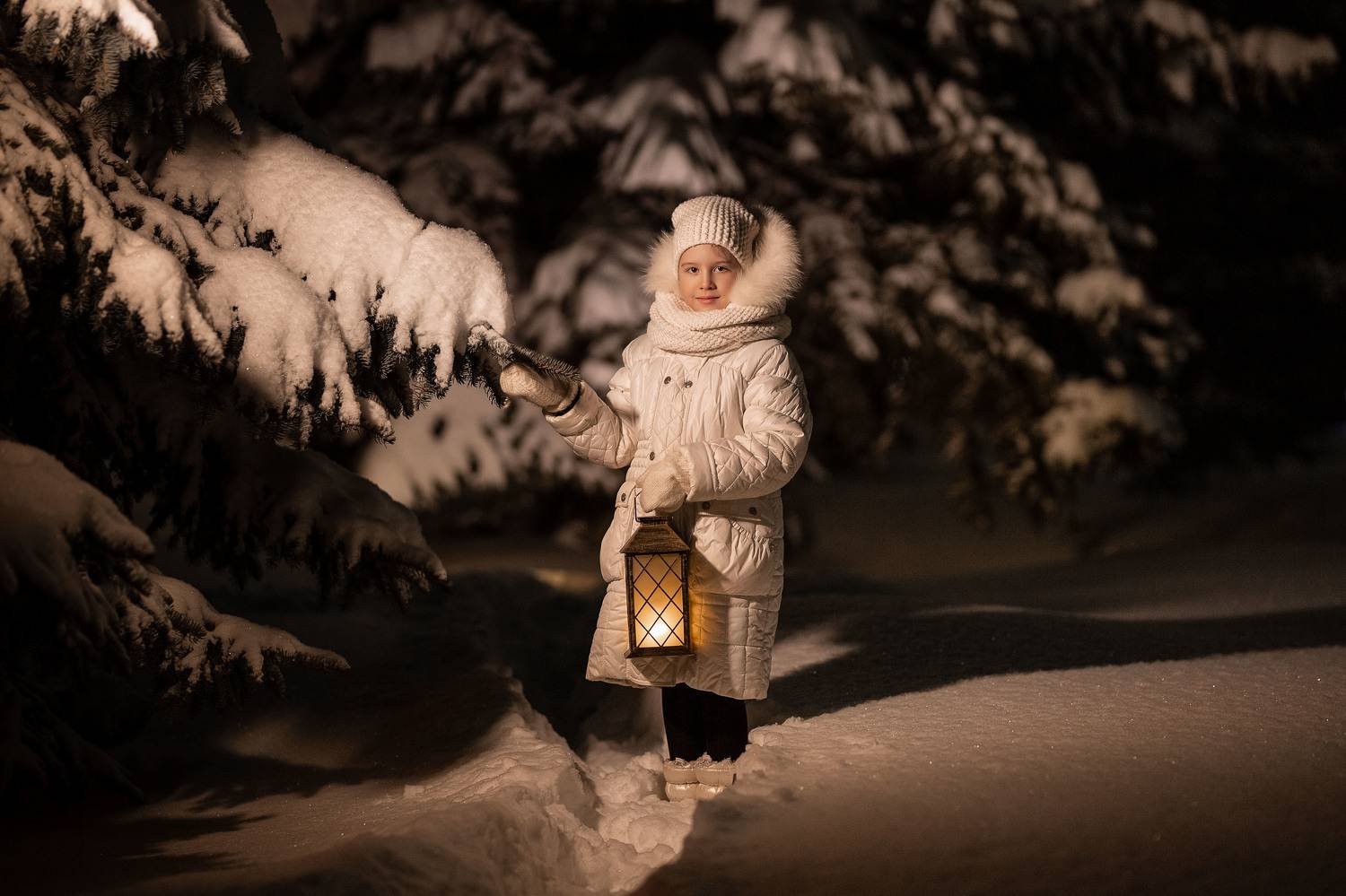 девочка, зима, фотосессия, снег, вечер, лес, ель, свет, фонарь, зимняя фотосессия, child, girl, winter, snow, light, winter photo, forest, Владимир Васильев