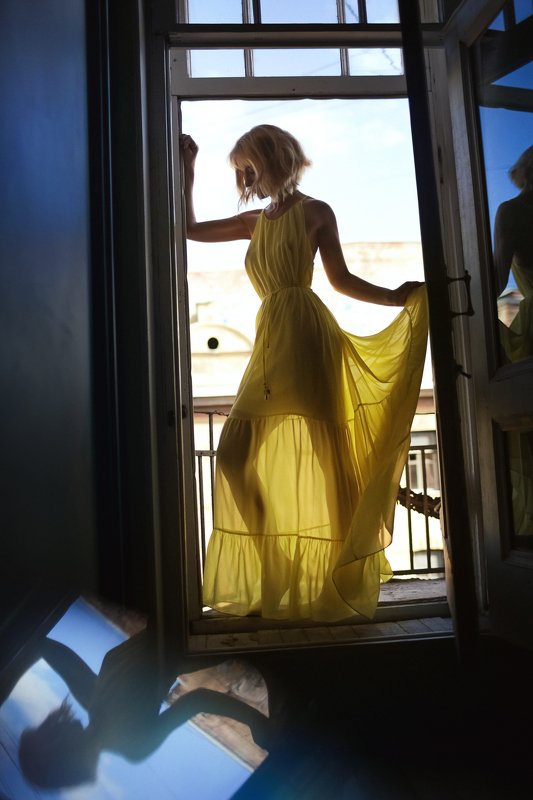 портрет  женский портрет у окна Девушка в желтом фото превью