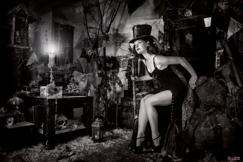 girl, hut, candle, room, skull, ship, lantern, plumage Kaleidoscope Of Gray фото превью