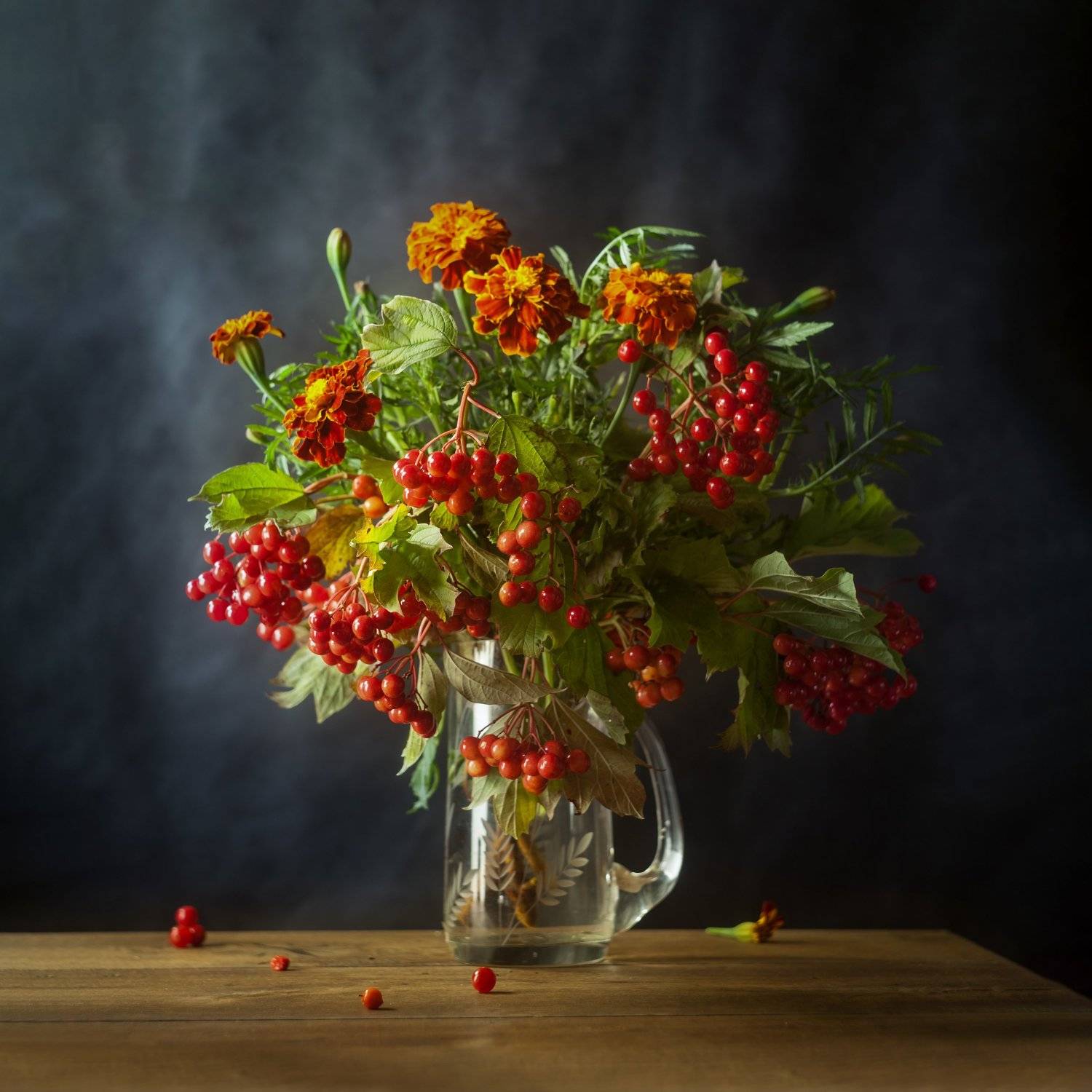 натюрморт, бархатцы, калина, цветы ,черное, Татьяна Макотра