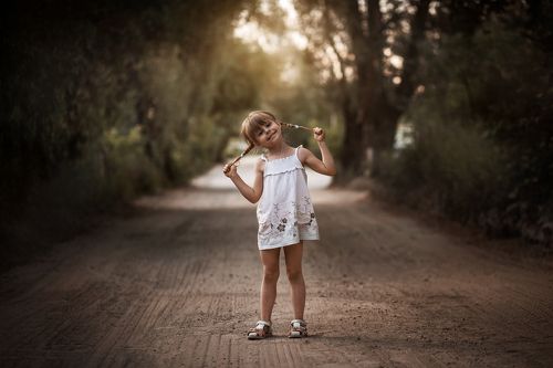 Девочка с косичками.