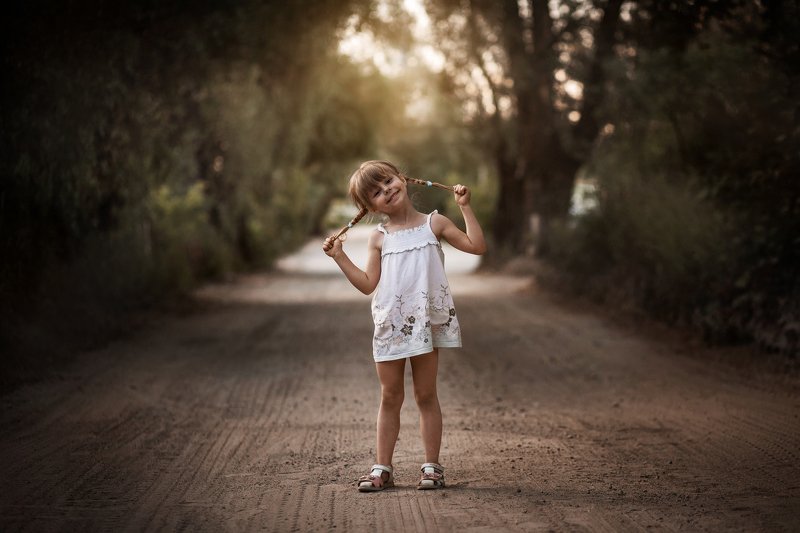 косички, девочка, детство, хулиганка, малышка, лето, парк, природа, дорога, улыбка, сарафан, закат, солнечный, тепло, прогулка, портрет Девочка с косичками. фото превью