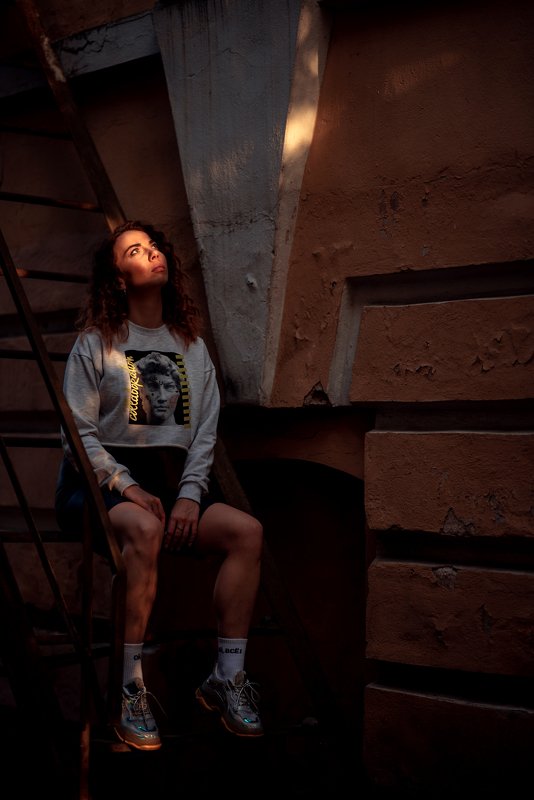 Девушка город свет  Луч света фото превью