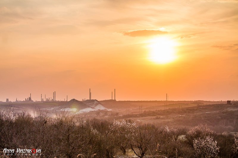 фотограф Лисичанск, Лисичанск, закат, пейзаж, природа, завод, весна, НПЗ на горизонте фото превью