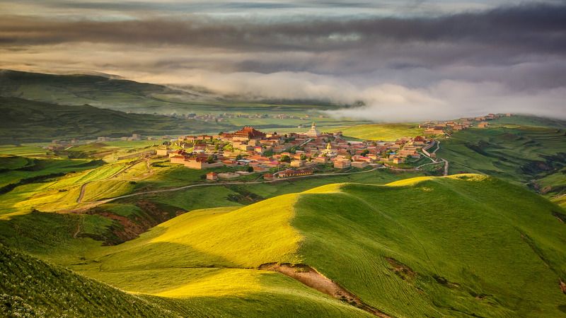 Lama Temple in Mist Morning Tibetan Plateau фото превью
