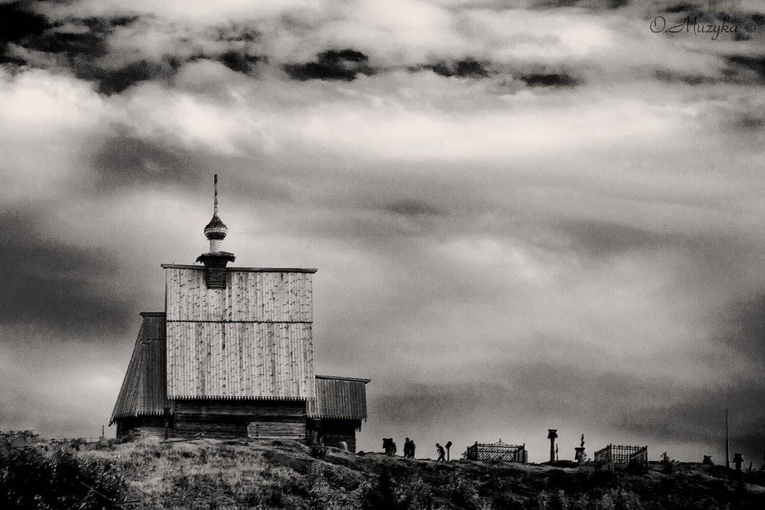 Дом, Люди, Небо облака, Хмурое небо, Холм, Оксана Музыка