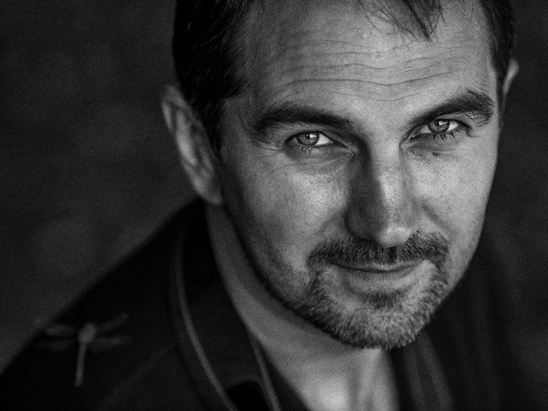 Портрет со стрекозой. ЧБ версия фото превью