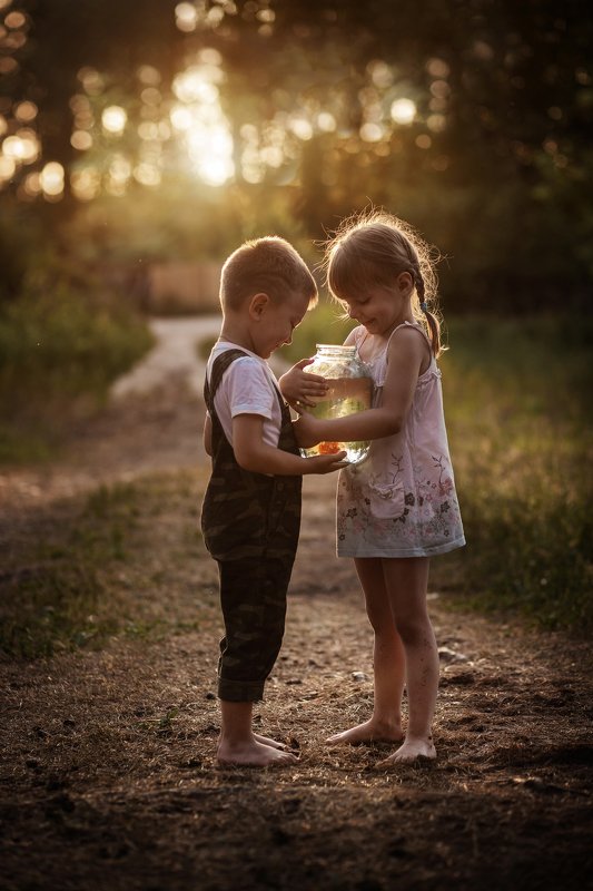 рыбка, золотая, золотая рыбка, банка, питомец, мальчик, девочка, детство, лето, прогулка, друзья, солнце, закат, вечер, улыбка, косички Целый мир в обычной банке. фото превью