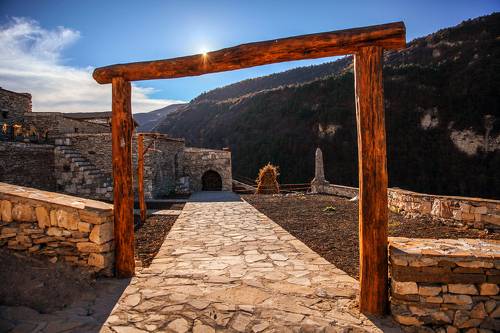 Восстановлений аул Хой