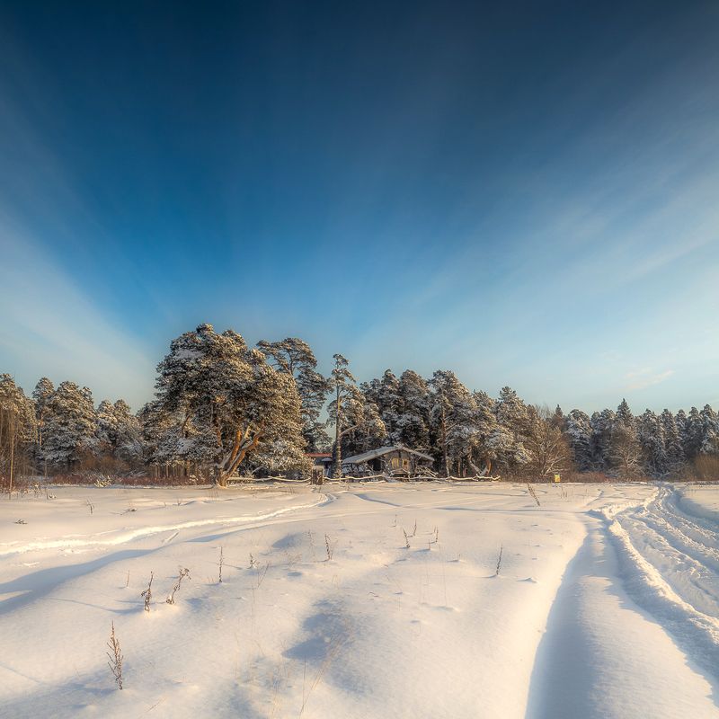 январь, зима, снег, поле, дорога, избушка, изба, деревня, холодно, тропинка, небо, облака, солнце, полдень, ель, сосна, киров, вятка, парк, прогулка, сказка Январь фото превью