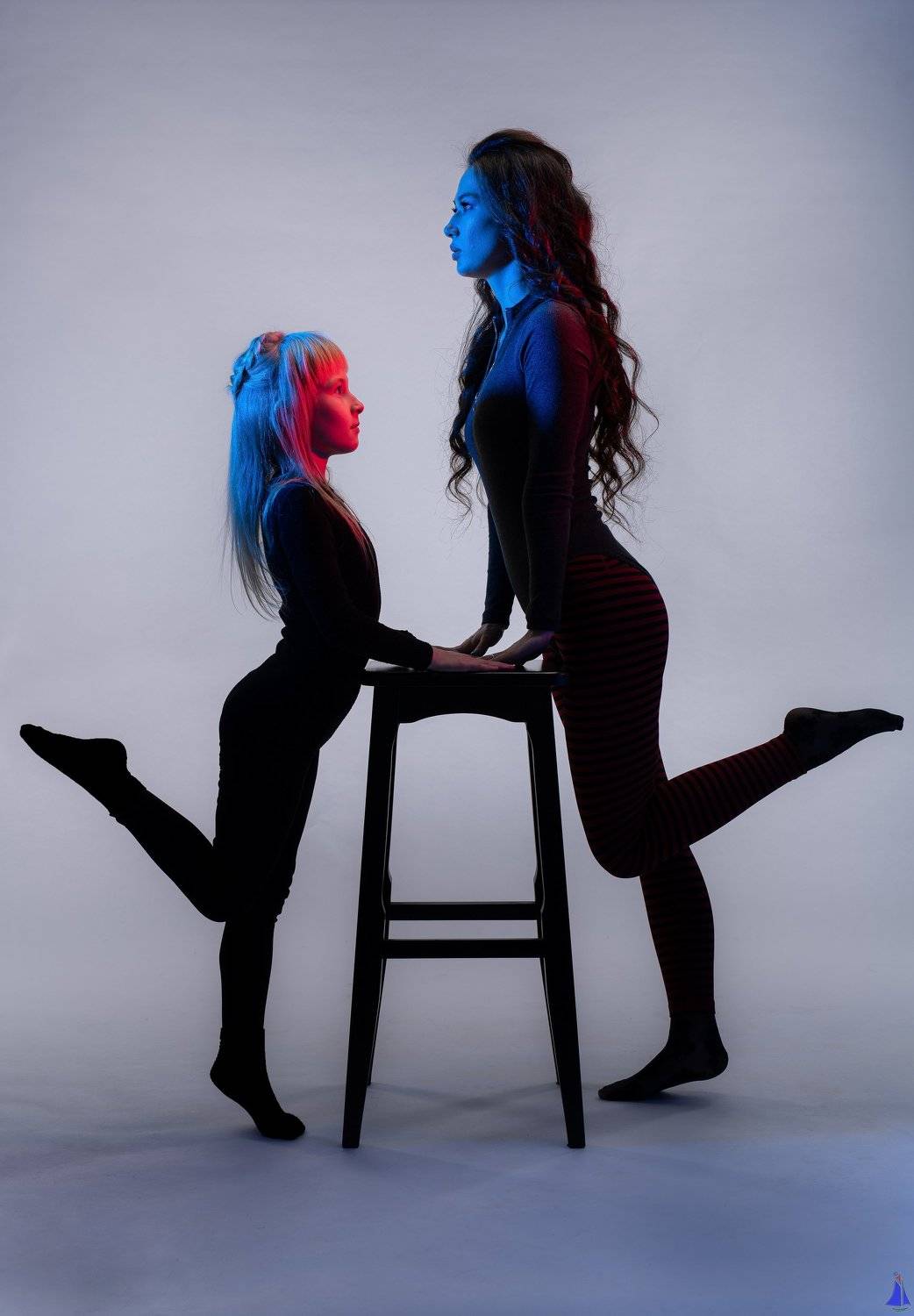 50mm, adorable, art, blue, canon, creatively, eos, family, geometry, girls, gradient, great, ivansamodurov, love, mom and daughter, on the background, photo, red, stars, studio, Иван Самодуров, студия, мама и дочка, красный, синий, девочки, Иван Самодуров