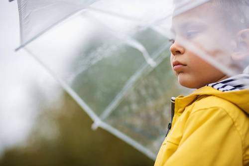 Под зонтом.