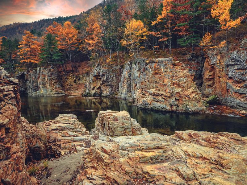 тайга, осень, река, берег, скалы На реке Милоградовке. фото превью