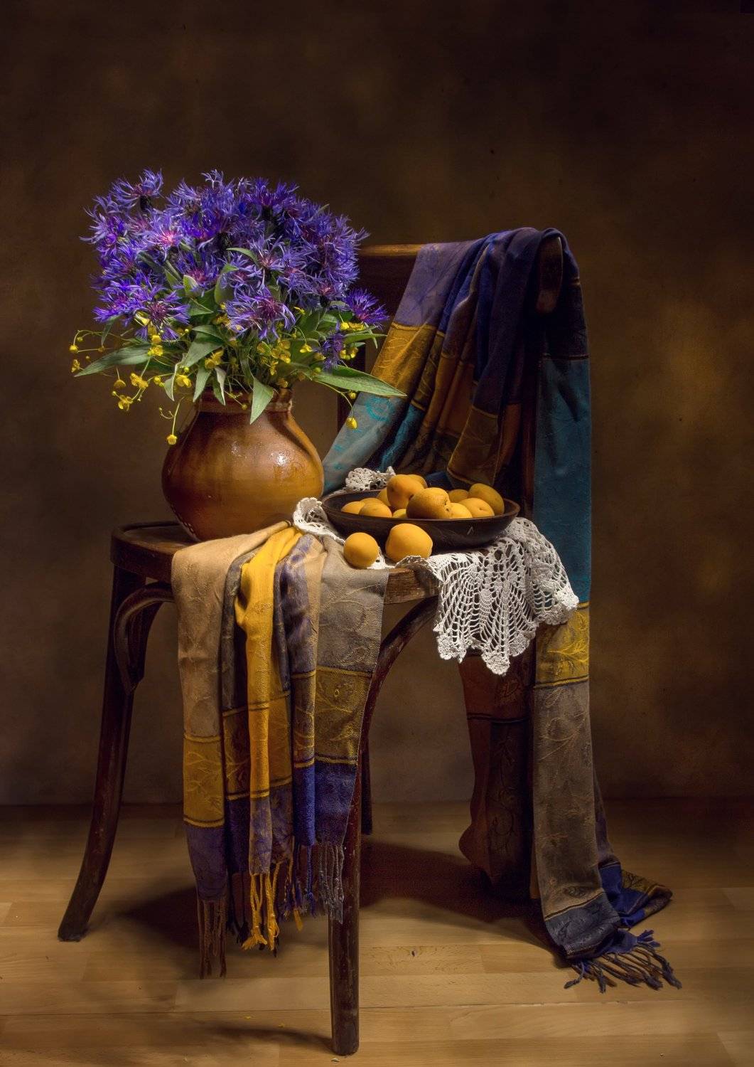 натюрморт, абрикосы, васильки, стул, лютики, Татьяна Феденкова