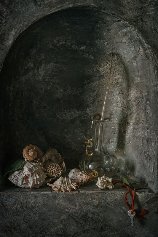 натюрморт, стекло, ракушки, перо, ключи, часы Про ракушки, ключи и часы фото превью