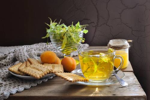 Чай с липовым  цветом и мёдом