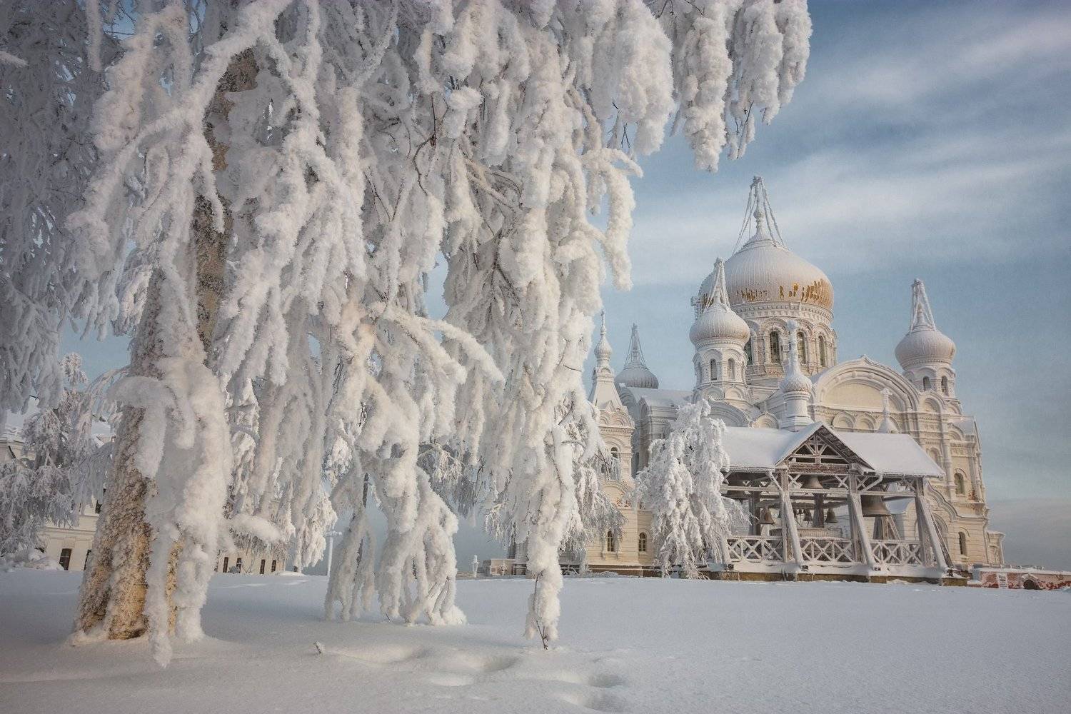 2021, россия, пермский край, белогорье, белая гора, зима, снег, церковь, изморозь, небо, облака, монастырь, утро, колокола, звонница, дерево, ветки, сугроб, январь, пейзаж, урал, сочельник, Денис Лукьяненко