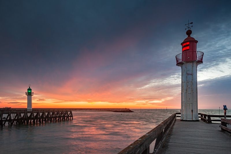 маяк, море, закат, пирс, небо, прилив, красный, зеленый *Зеленый и Красный* фото превью