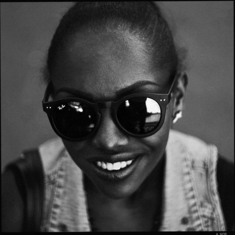 Портрет Вики на мосту с крестиком. фото превью