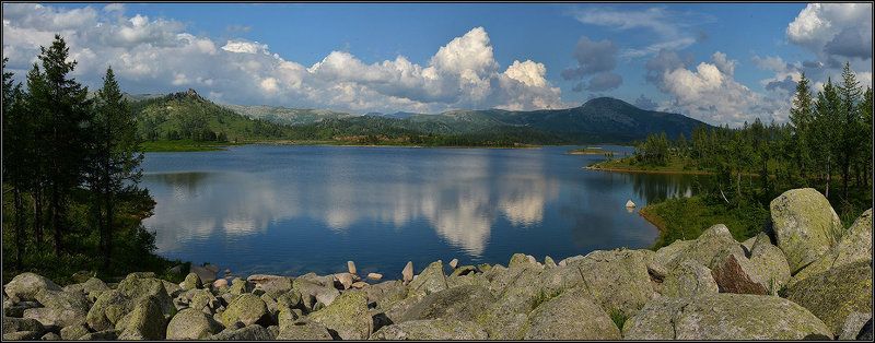 Панорама горного озера фото превью