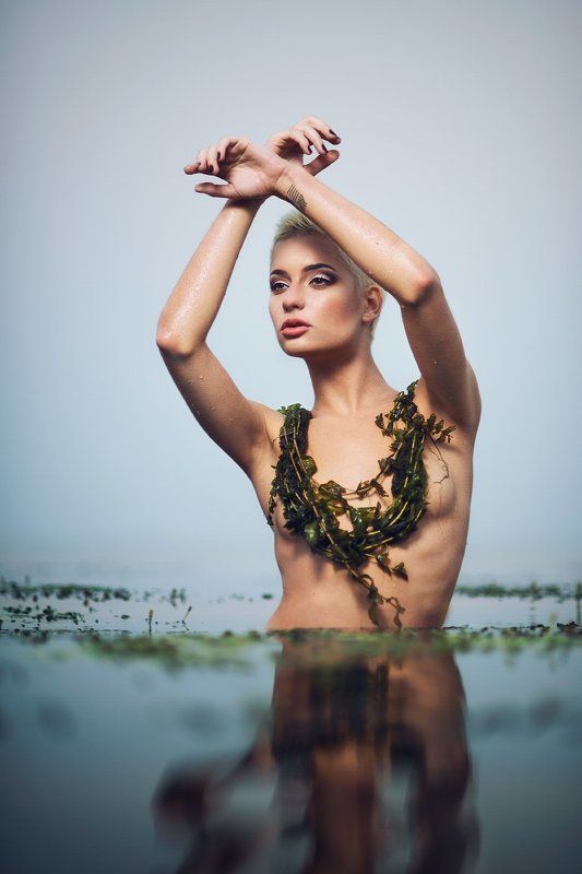 берег, блондинка, вода, девушка, короткая стрижка, купальник  фото превью