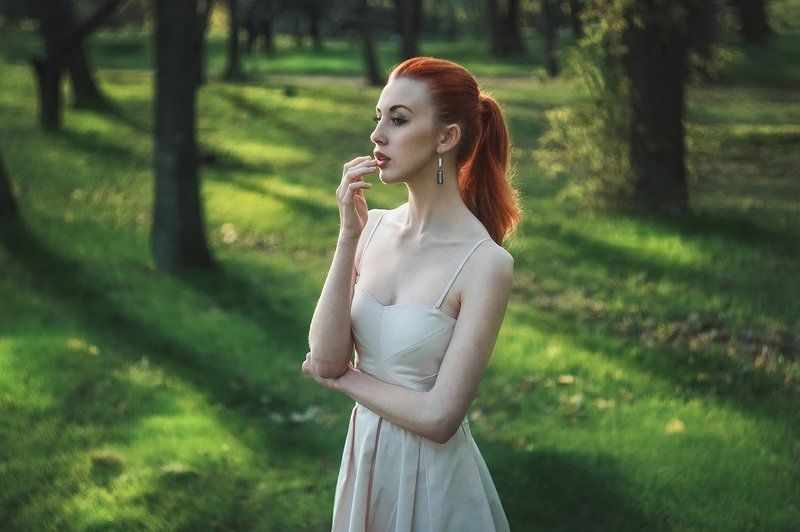 Девушка, Деревья, Зеленый, Зелень, Рыжая, Трава  фото превью