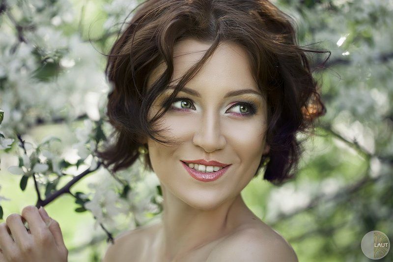 Портрет лето яблоня девушка зеле Алина в яблоневом саду фото превью