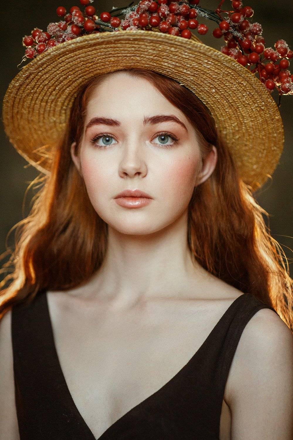 рыжая девушка в соломенной шляпке, Оксана Ведмеденко