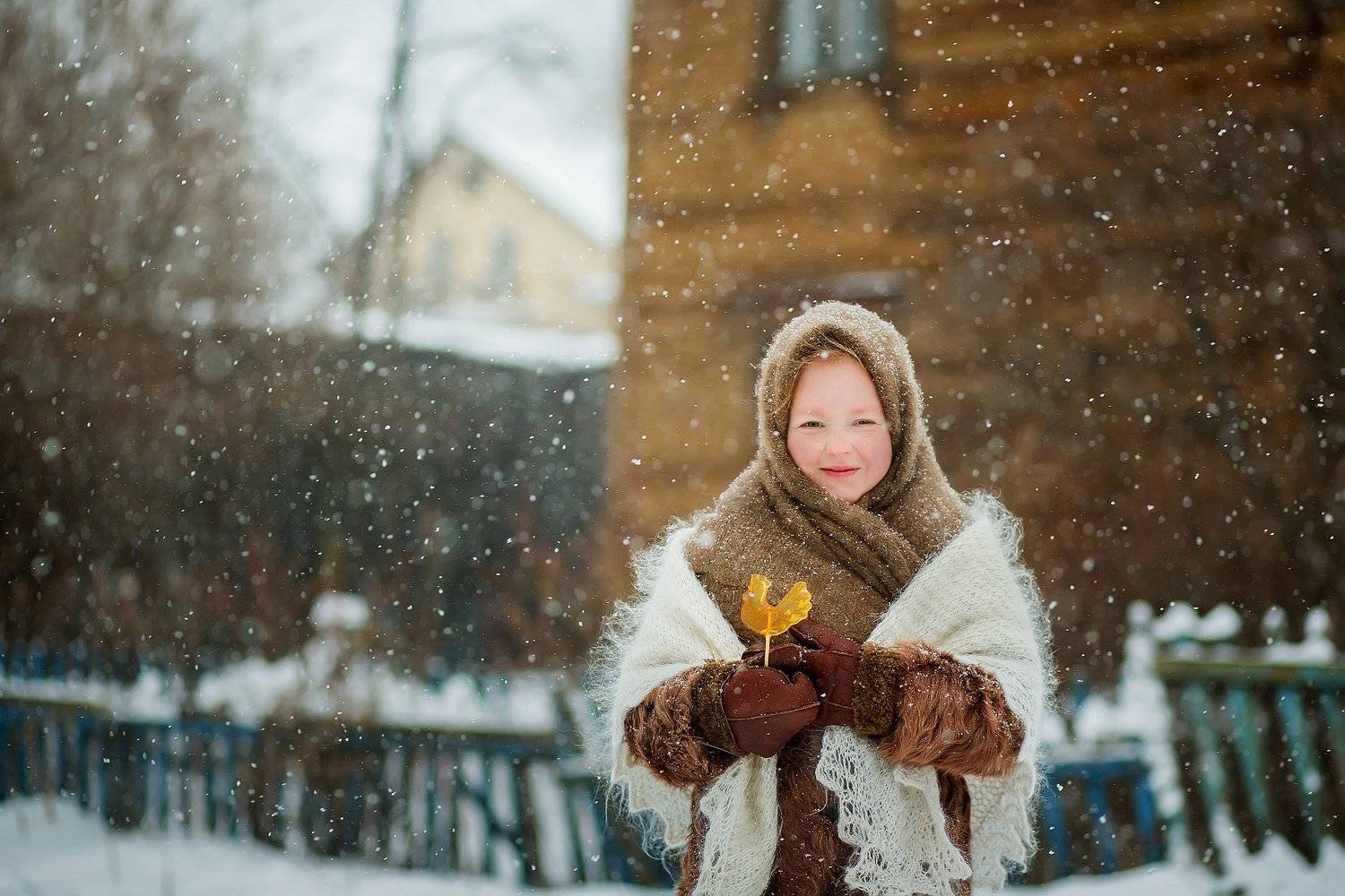 петушок, леденец, зима, холод, снег, снежинки, шаль, пуховый, платок, деревня, улица, портрет, девочка, ребенок, детство, Мила Шелест