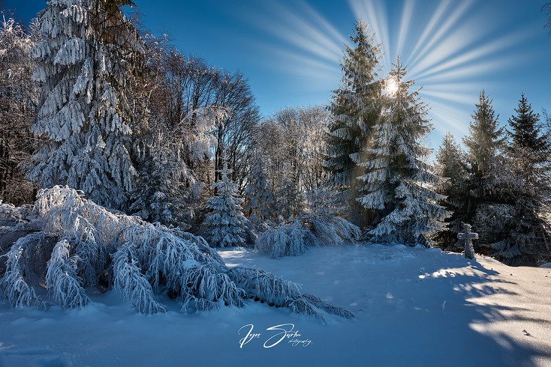 Winter landscap with old wooden cross фото превью