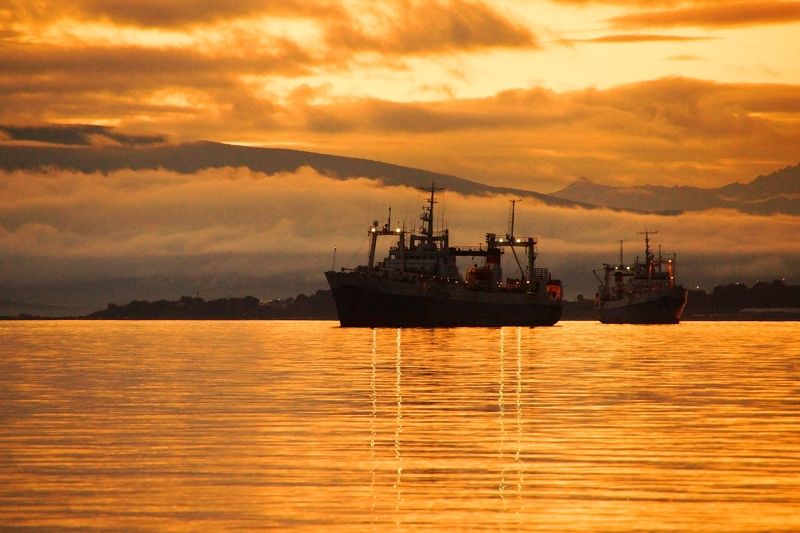 bay, evening, ocean, sunset, horizon, color, color, ship, volcano, haze Kamchatka фото превью