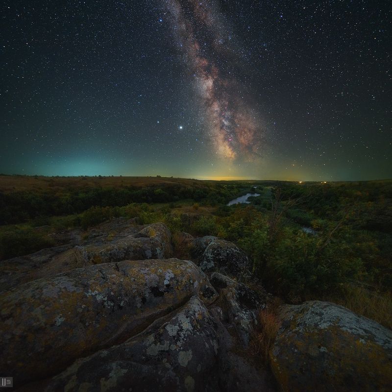 uranus235, nightphotoua, пейзаж, ночной пейзаж, ночь, небо, звезды, млечный путь, созвездия, сатурн, юпитер, достопримечательность, украина, капище, скалы, камни, трава, кусты, река, долина, путешествие, природа, осень Места Силы. Капище фото превью
