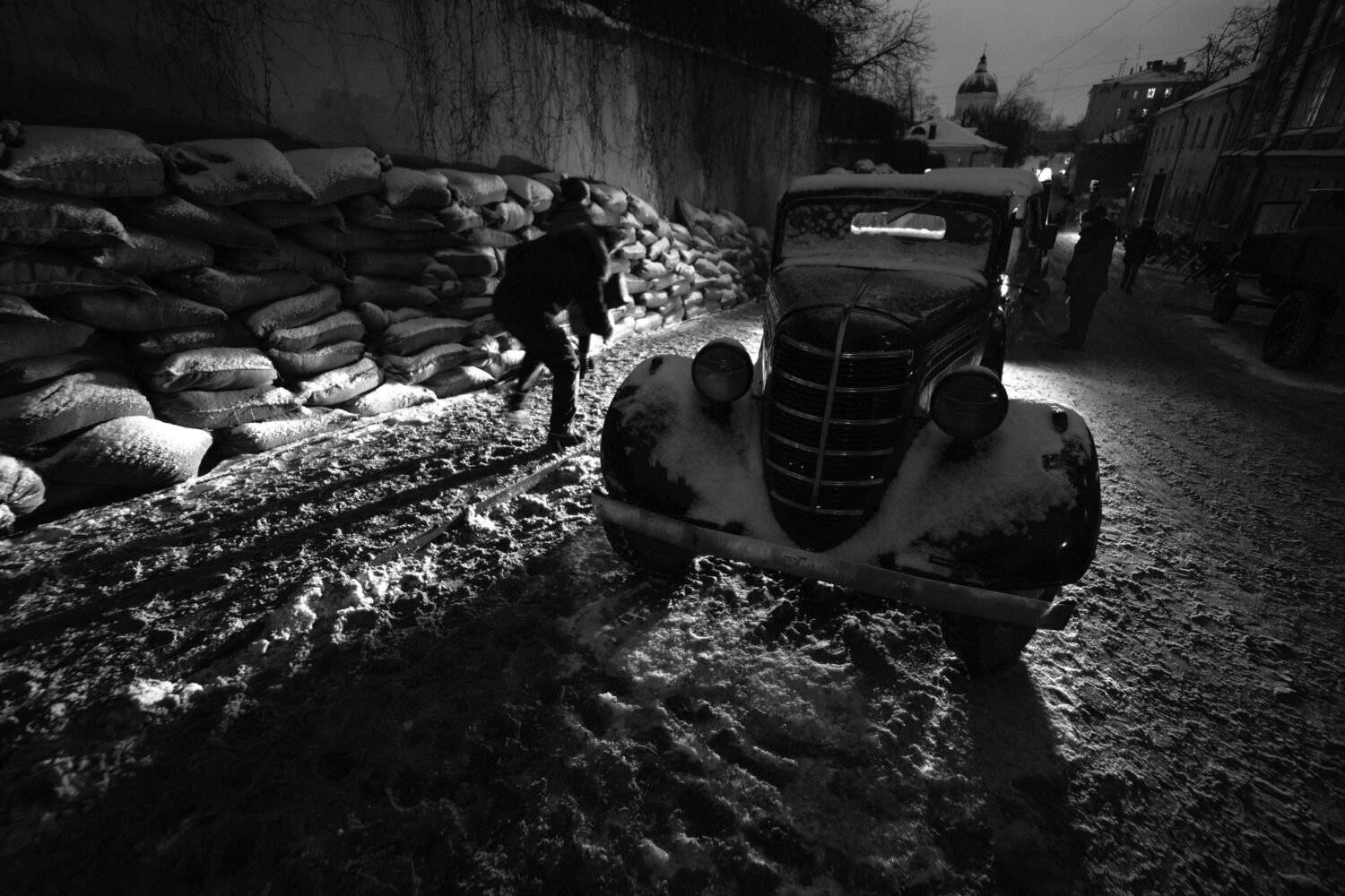 ночь, зима, мешки, крадучись, сзади, опасность, снег, силуэты, свет фар, олдтаймер, Дмитрий Ткаченко