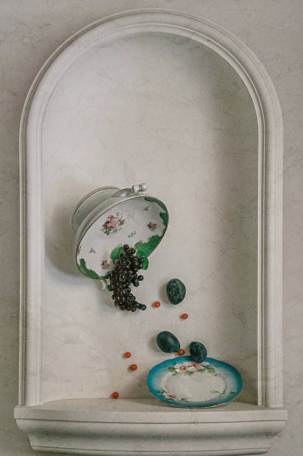 натюрморт, фарфор, фрукты, ягода, виноград, слива, Анна Петина