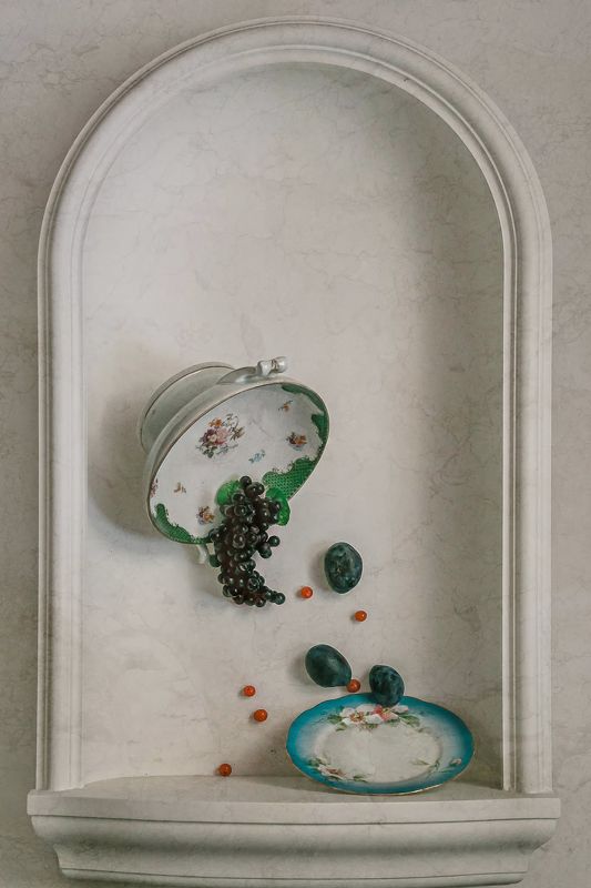 натюрморт, фарфор, фрукты, ягода, виноград, слива Невесомость фото превью