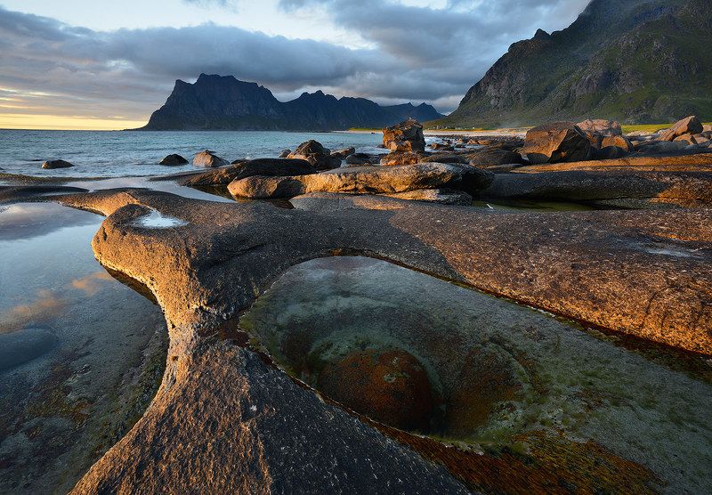Вода и камни фото превью