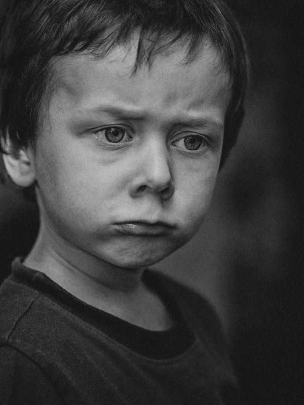 Сердитый мальчик фото превью