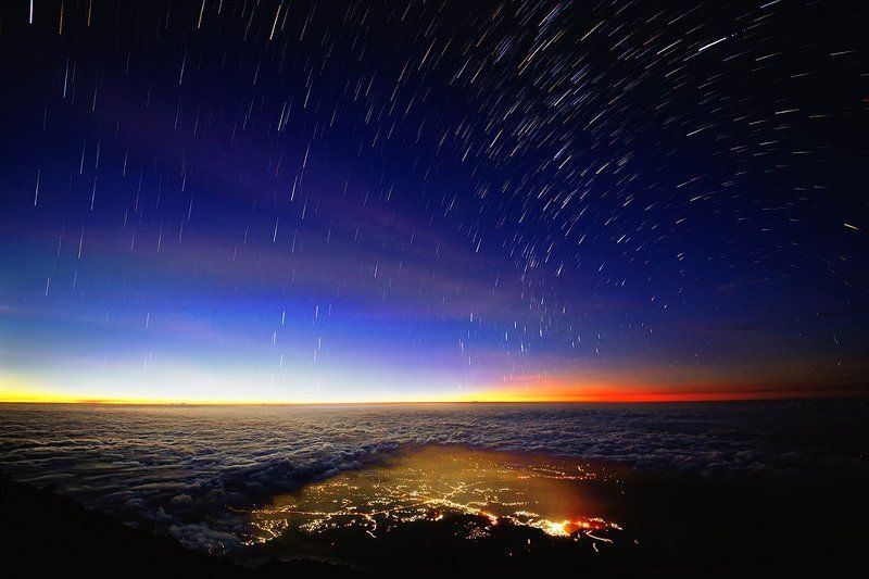 Облака и звездные дорожки со склона вулкана Лаву фото превью