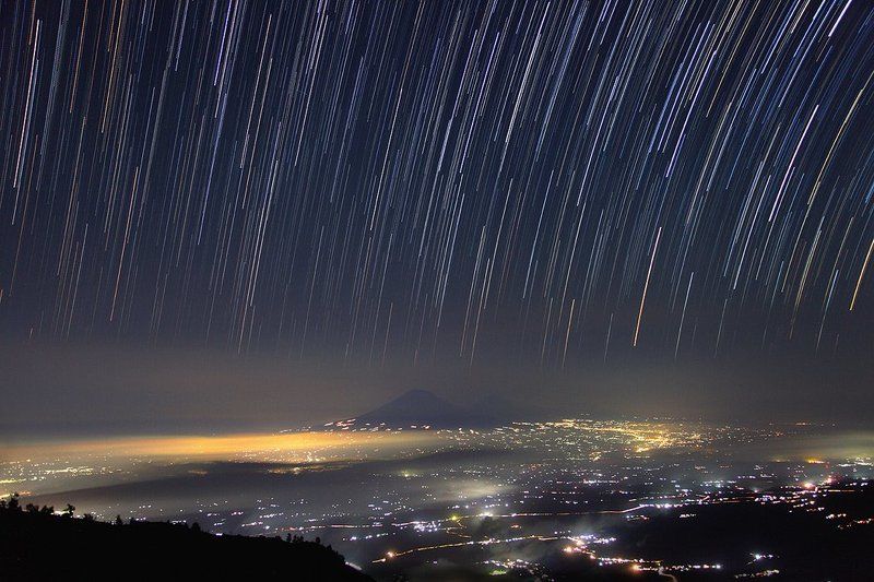 Ночной остров Ява со склона вулкана Мерапи фото превью