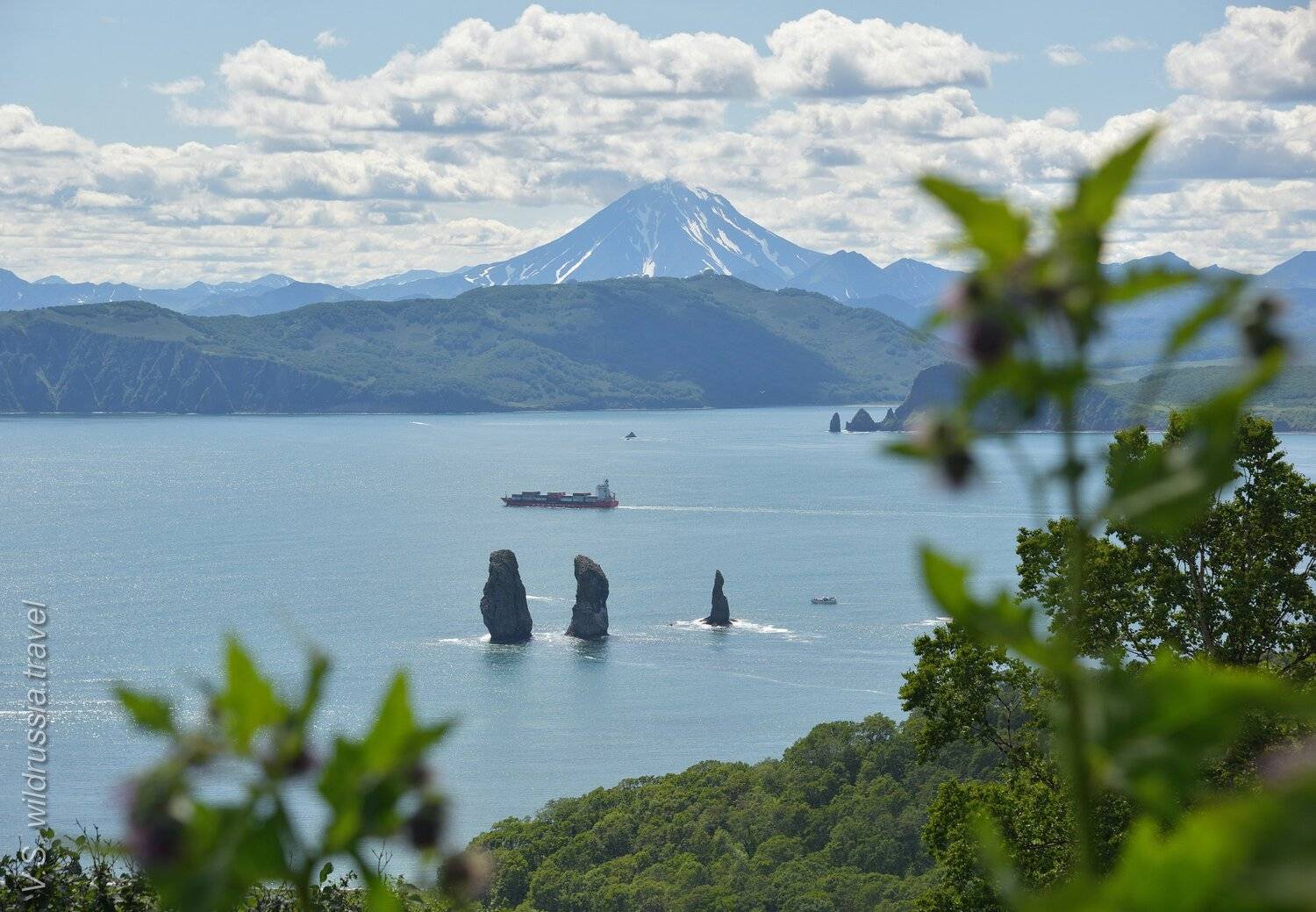 Курилы, Курильские острова, Камчатка, экспедиция, шагнивнеизведанное, путешествие, корабль, скалы, вулкан, море, бухта, Владимир Столяров