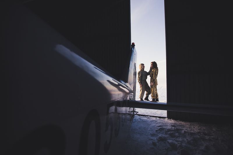 самолёт, девушки, ангар, аэродром Первый полёт фото превью