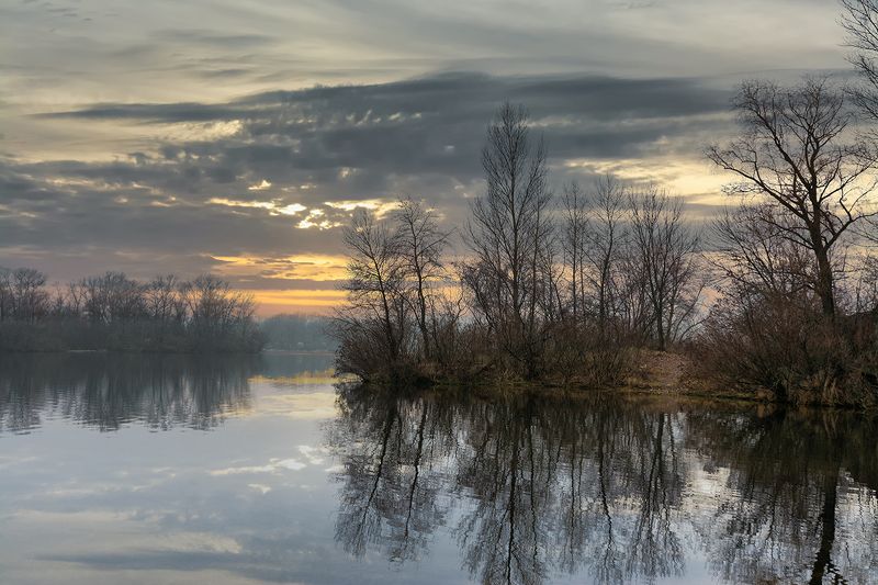у реки фото превью