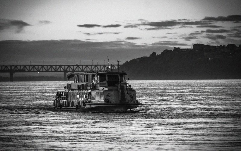 амур, хабаровск, вода, река, теплоход, чб пересекая Амур фото превью