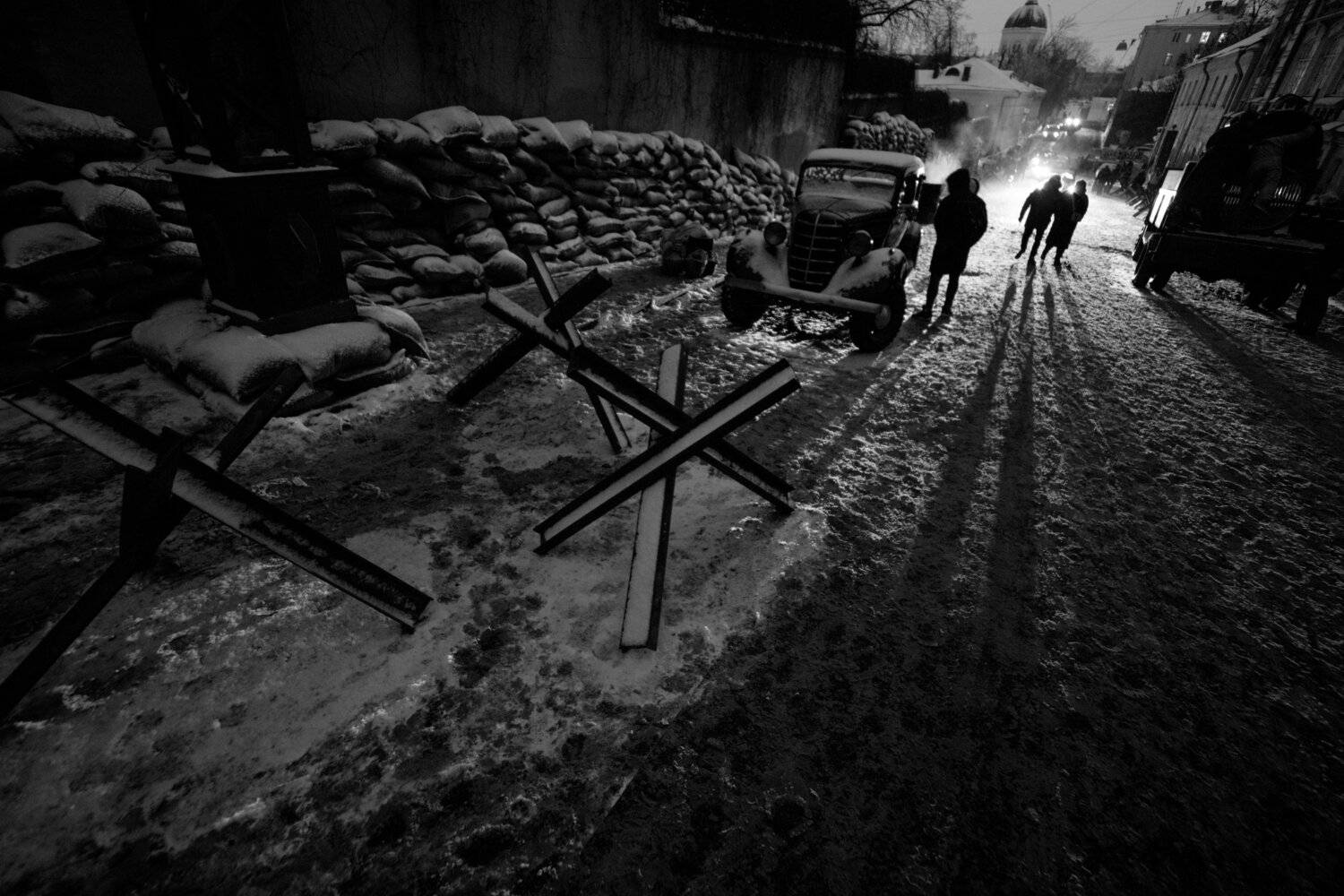 ночь, зима, ежи, война, снег, длинные тени, свет фар, мешки, Дмитрий Ткаченко