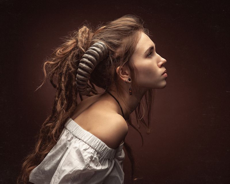 рога фавн девушка портрет Из серии \