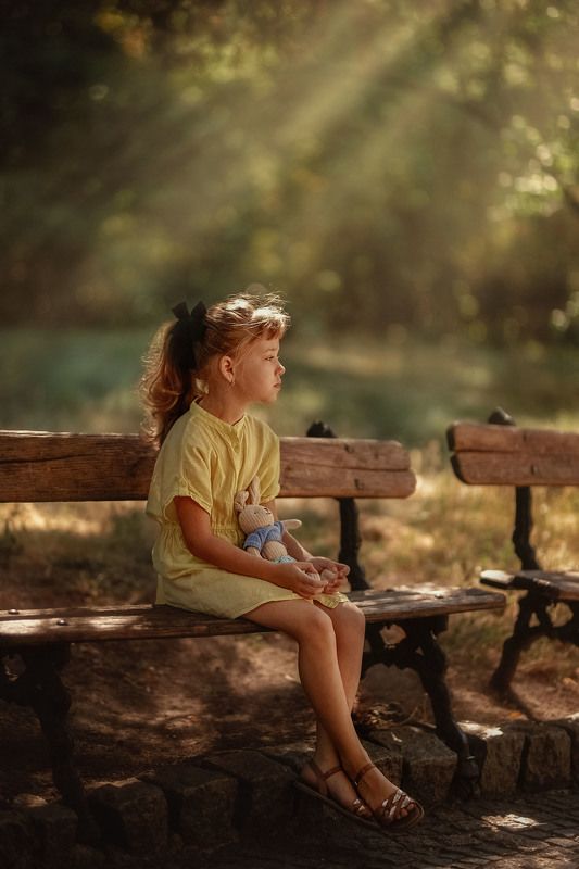 девочка, ребенок, , детство, скамейка, парк, лето, грусть, игрушка, заяц, скамейка, зелень, трава В парке культуры и отдыха. фото превью
